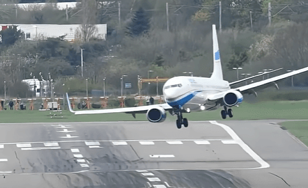 Crosswind Landings in MSFS 2024: Crab, Sideslip, and De-Crab Explained